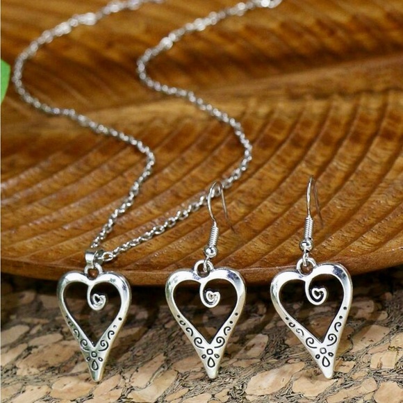 💙Hollow out heart pendant necklace & drop earrings. - Picture 2 of 5